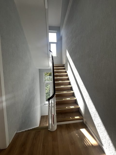 L'escalier baigné de lumière